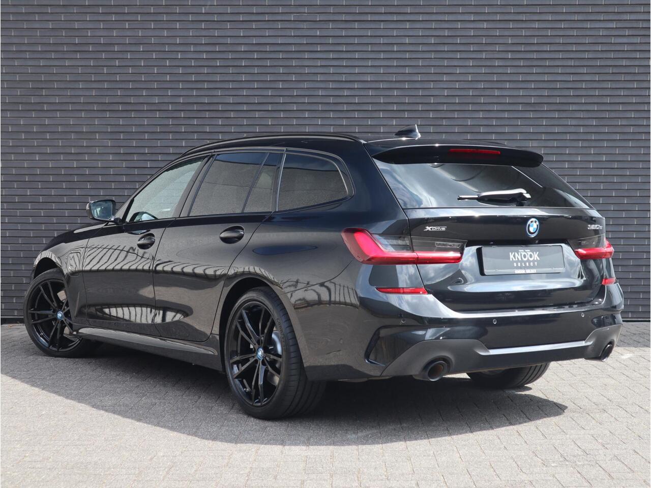 BMW 3-SERIE Touring 320e xDrive High Executive M Sport Pakket Automaat / Live Cockpit Professional / Adaptief M Onderstel / Panoramadak / Stoelverwarming / Extra Getint Glas / LED / 19 Inch / Hifi / Lichtpakket