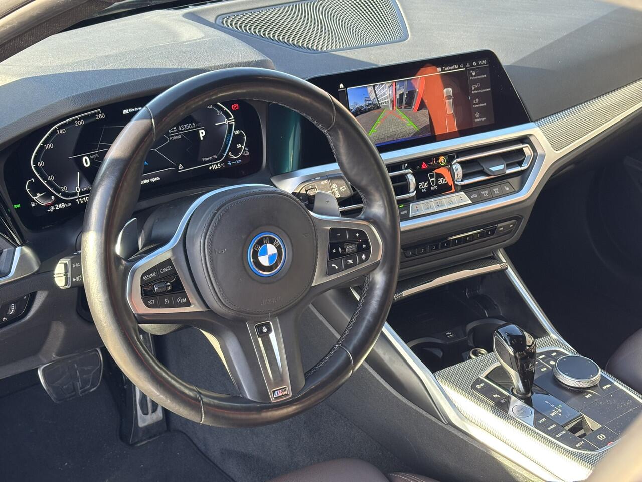 BMW 3-SERIE Touring /320e Business Edition Plus M Sport Pakket / Portimao Blau / Stoel & Stuurverwarming / Wegklapbare Trekhaak /