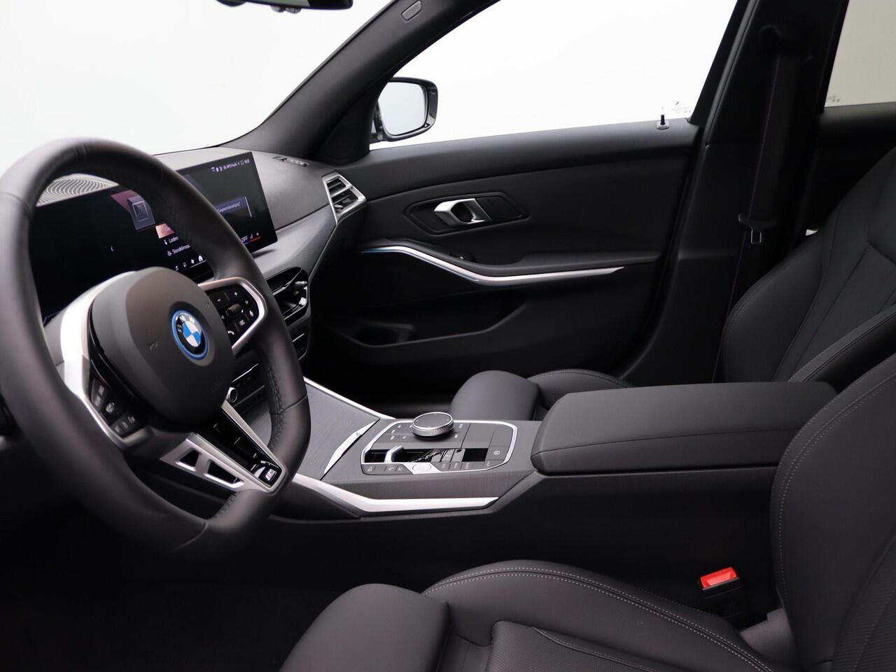 BMW 3-SERIE Touring 330e SPORTPAKKET PRO | Trekhaak | PDC | HIFI | Widescreen Display | 18"