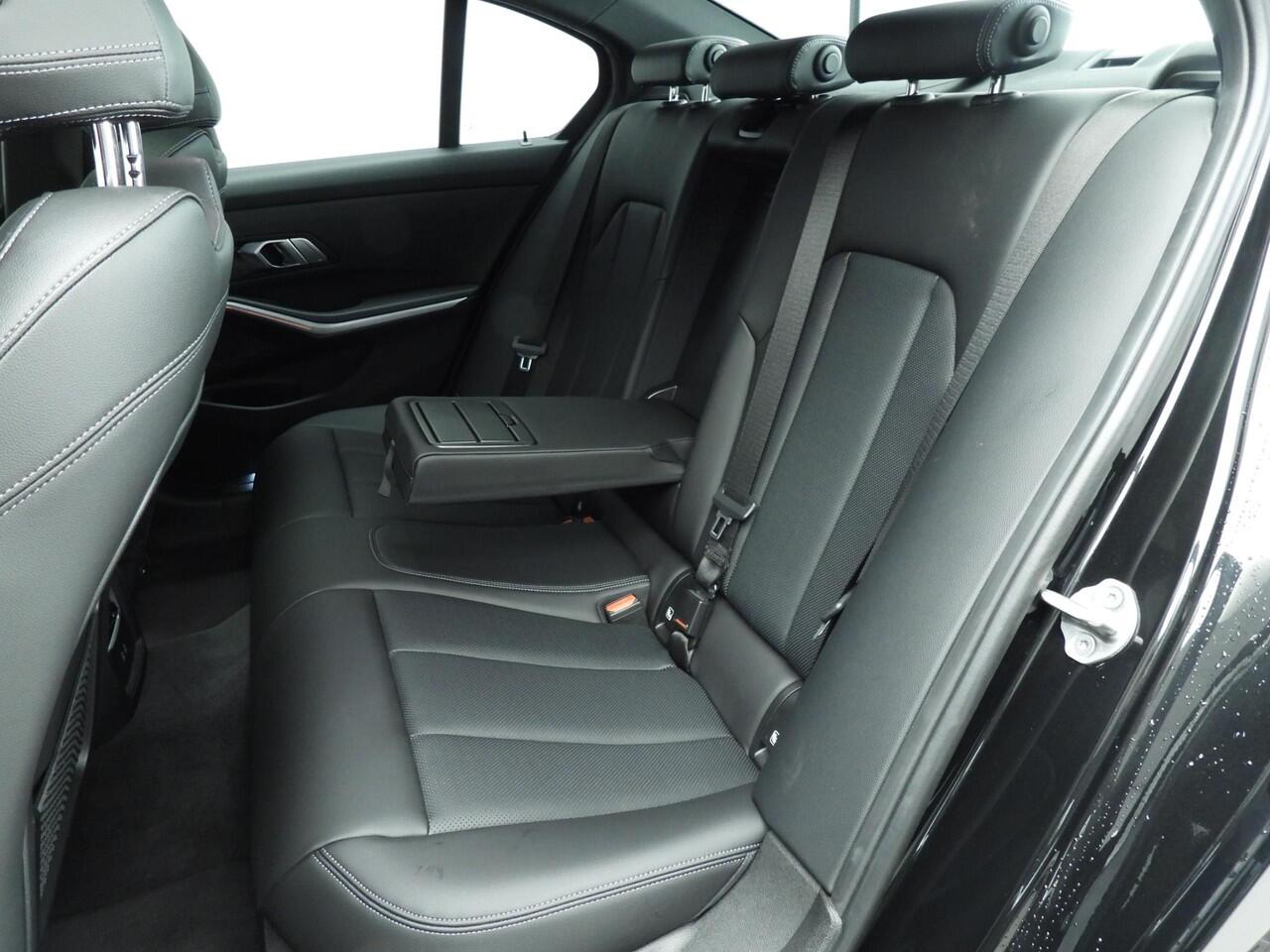 BMW 3-SERIE Sedan 320i | LED | Navigatie | Schuifdak | Sportstoelen | Clima | PDC | DAB | Alu 18 inch