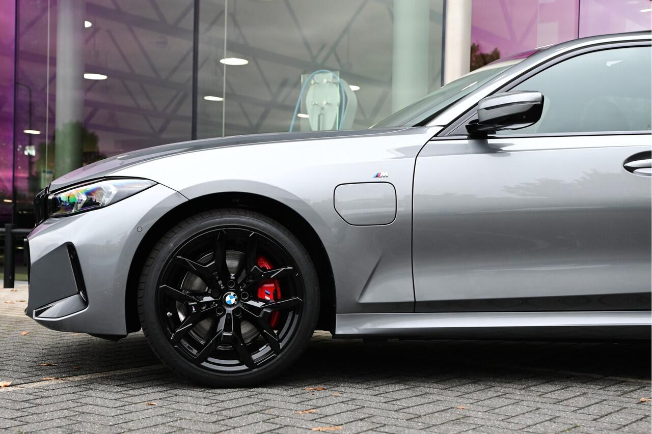 BMW 3-SERIE 330e High Executive M Sport Automaat / Schuif-kanteldak / Sportstoelen / Adaptieve LED / Parking Assistant Plus / Stuurverwarming / Comfort Access