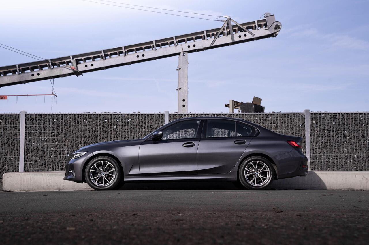 BMW 3-SERIE 320i Sport Line Led koplampen Apple Carplay Leder Memory Stoelverwarming 1e Eigenaar NAP