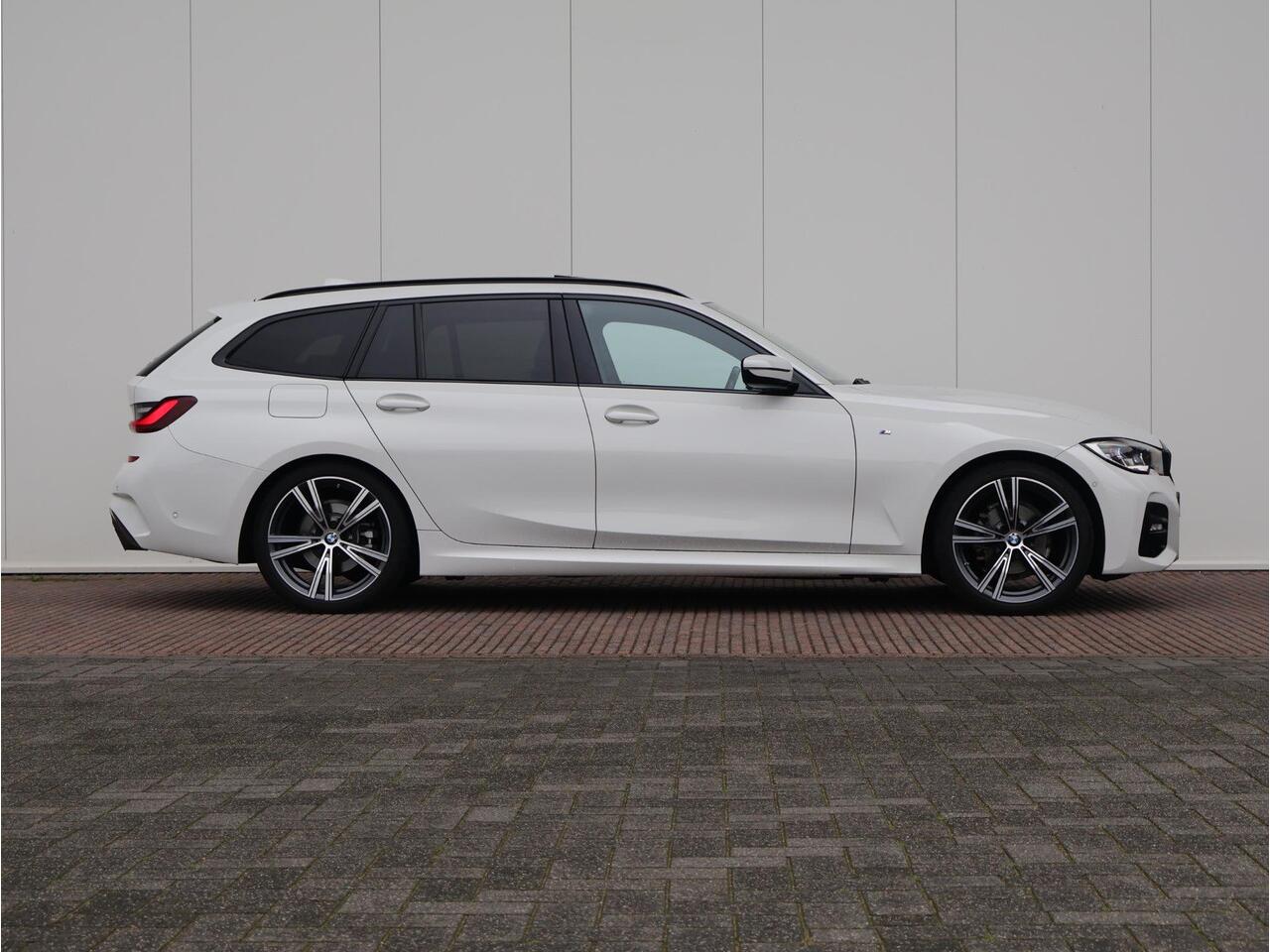 BMW 3-SERIE Touring 318i Business Edition Plus / M-Sportpakket / Panoramadak / Achteruitrijcamera / 19'' / Hifi