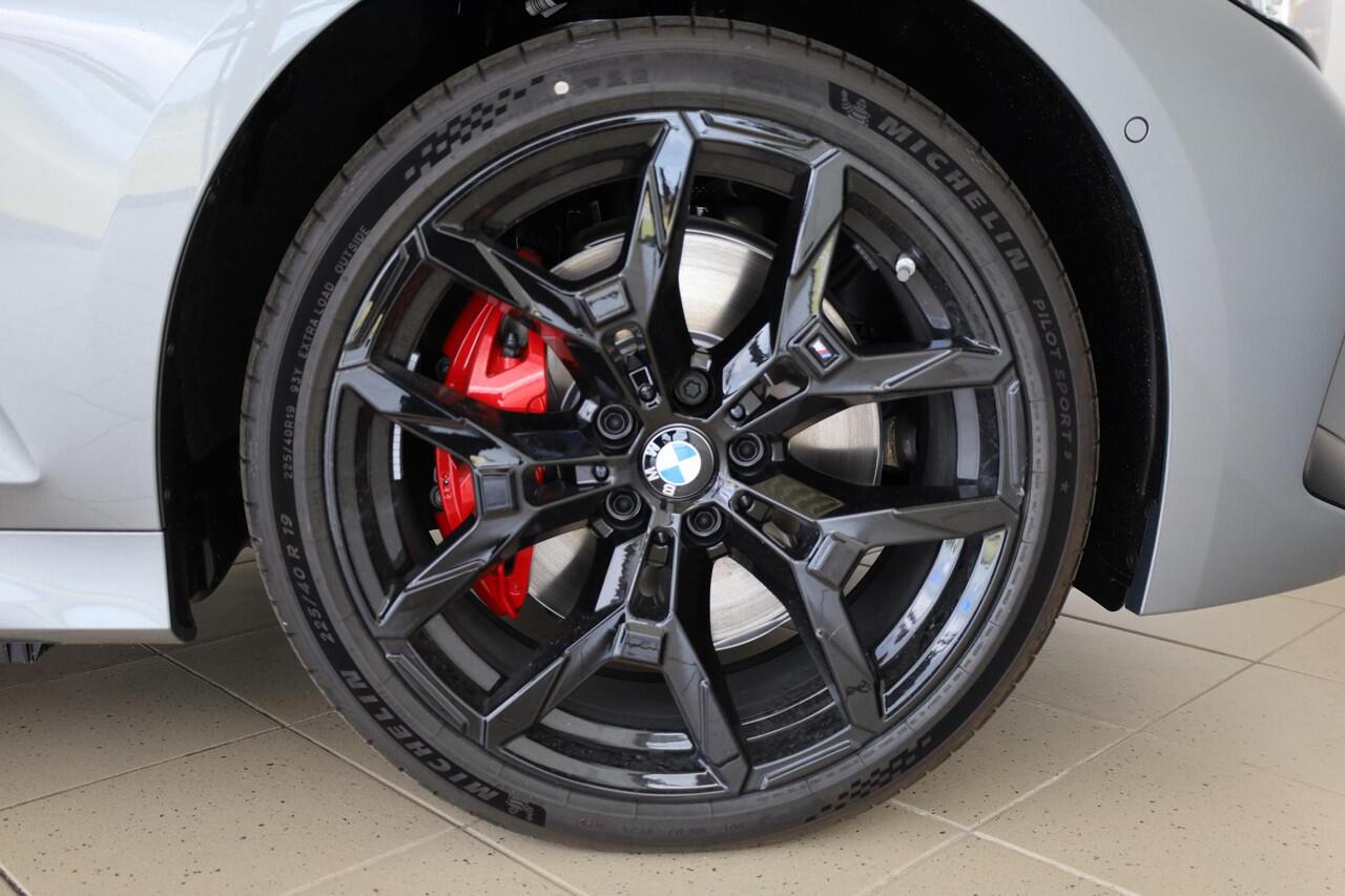 BMW 3-SERIE Touring 330e M Sportpakket Pro | Panoramadak | Active Cruise Control | Elektr. Trekhaak