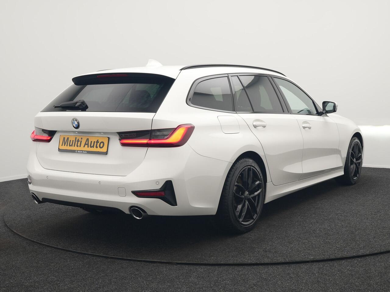 BMW 3-SERIE Touring 330i Sportline 259pk Dealer O.H. | Trekhaak Af Fabriek | Lederen Sportstoelen Verwarmd | Apple Carplay | Sfeerverlichting | Cruise Control | Navigatie | Virtual | 18"L.M |