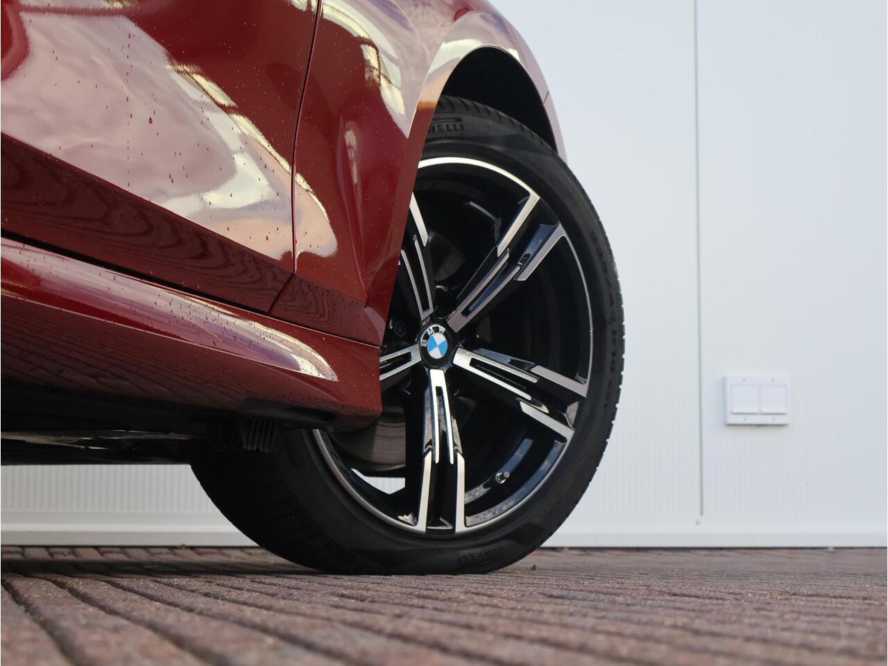 BMW 3-SERIE Touring 330e M Sportpakket/ Comfort Access/ Elektrische Trekhaak/ Achteruitrijcamera/ panoramadak/ Sportstoelen/ Stoelverwarming/ HiFi/ Active Cruise Control