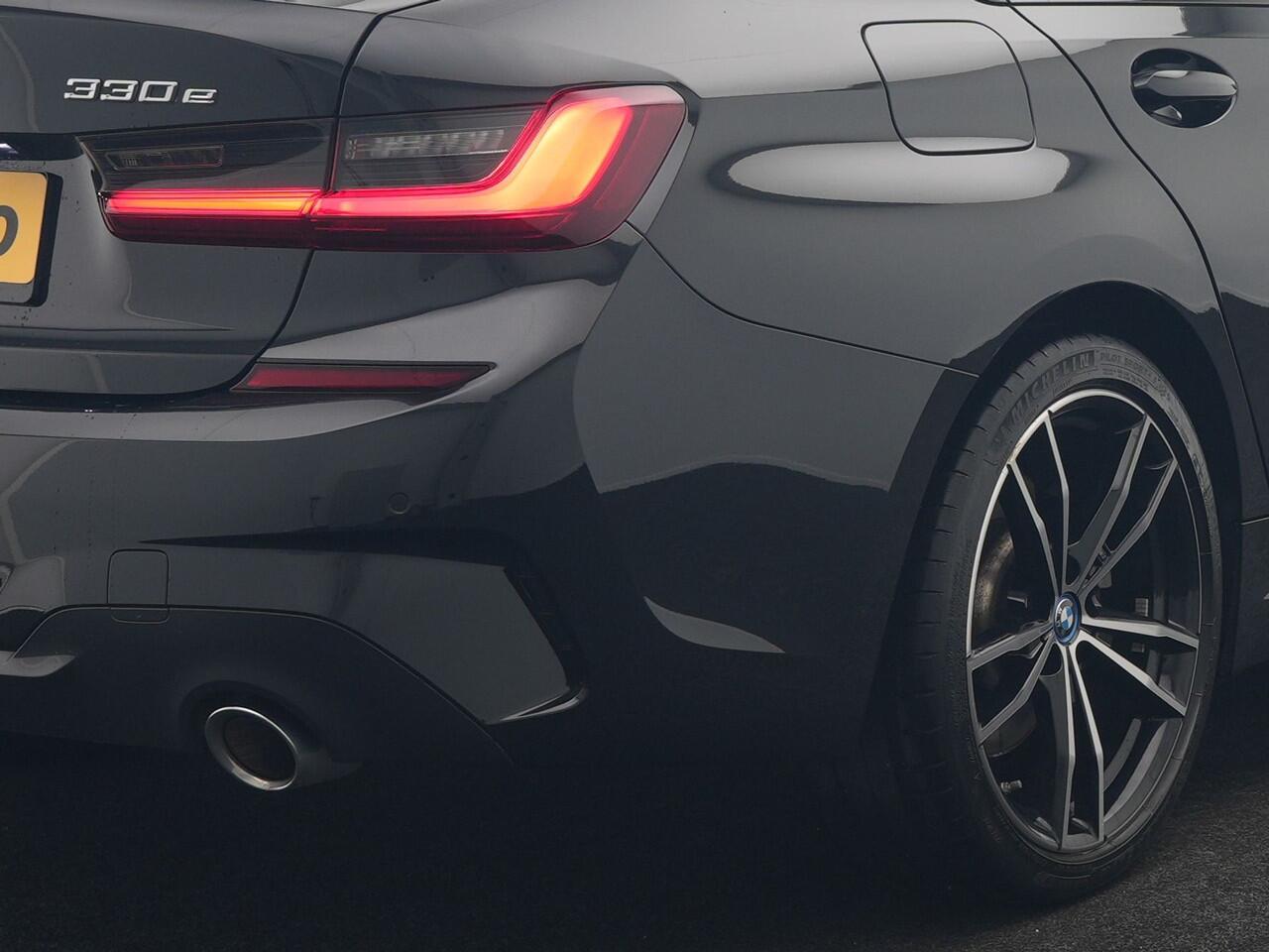 BMW 3-SERIE 330e M Sport Plug In Hybrid 293pk Dealer O.H. PHEV | Adaptief Onderstel | Sfeerverlichting | Alcantara Sportstoelen Verwarmd | Virtual | Apple Carplay | Navigatie | Cruise Control | DAB | 19"L.M |