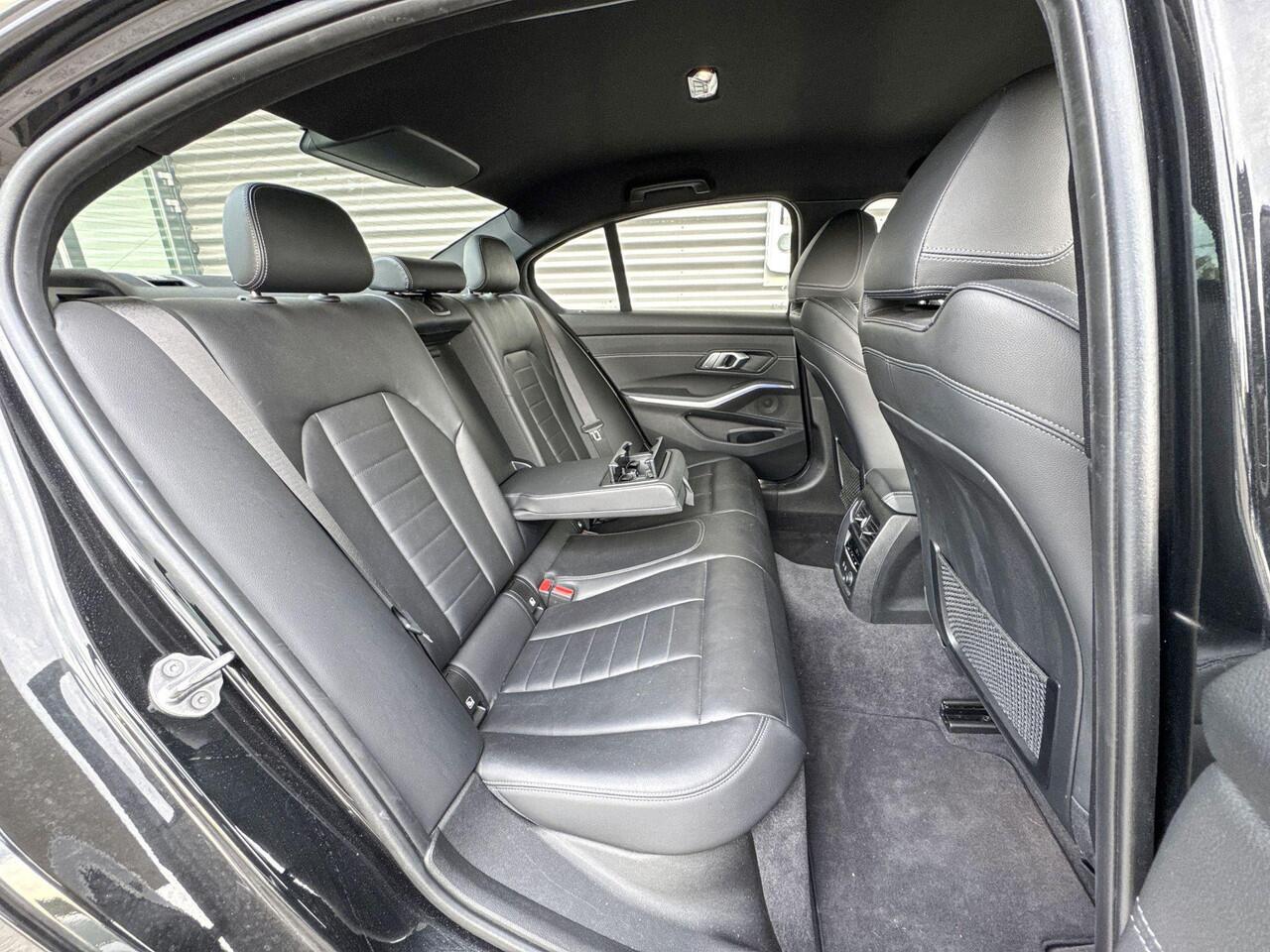 BMW 3-SERIE Sedan 320i High Executive / M Sportpakket / Audio Media Pack / Safety Pack / Parking Pack / 19 inch