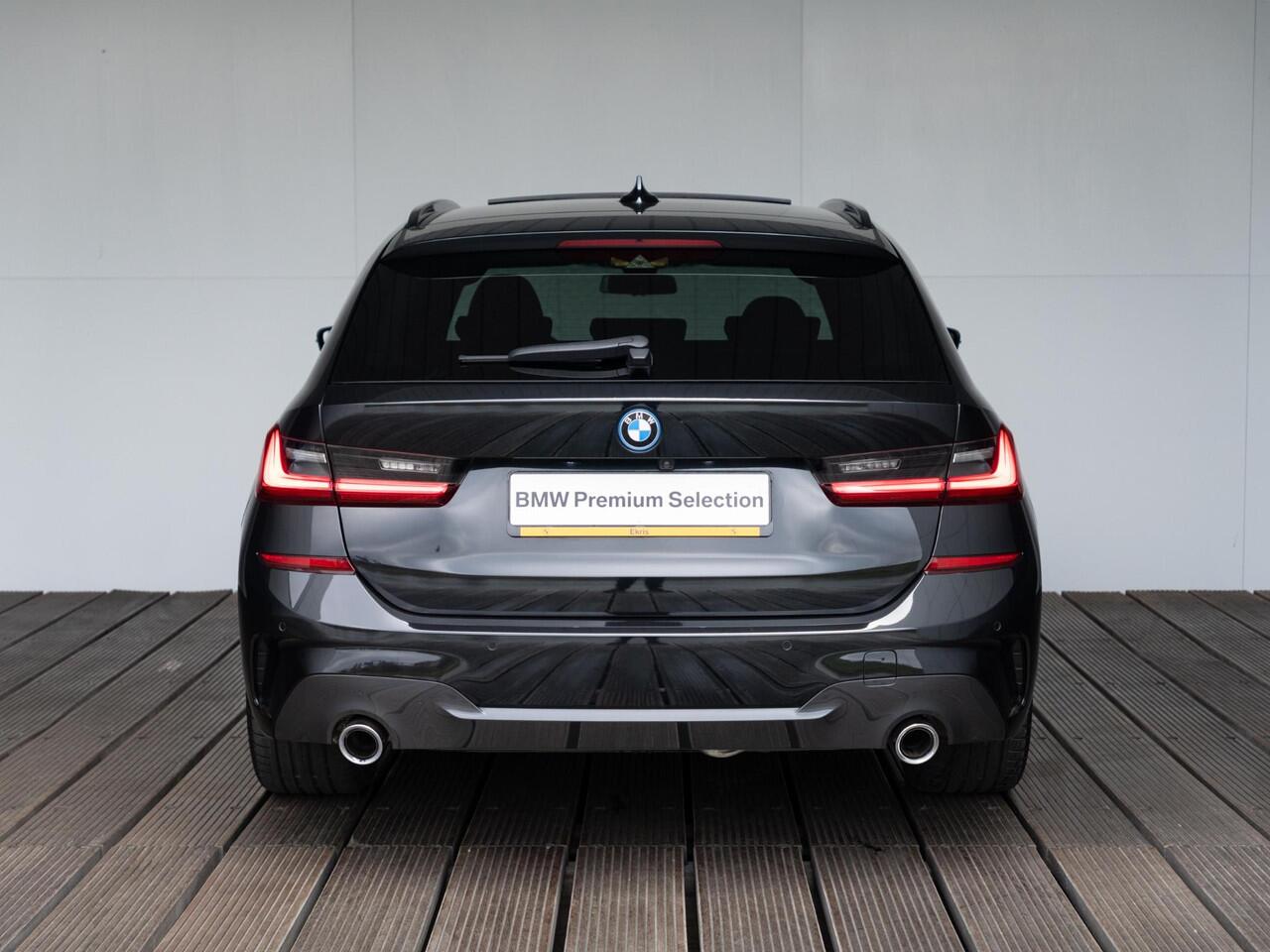 BMW 3-SERIE Touring 330e xDrive | M Sport | Innovationspakket | Verwarmd Stuurwiel | Comfort Access | Achteruitrijcamera | Panoramadak | Stoelverwarming | Head-Up Display | Laserlight | Trekhaak