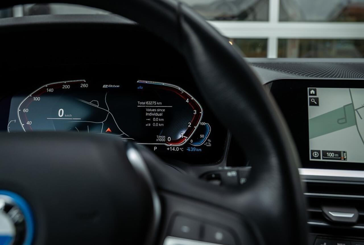 BMW 3-SERIE 330e xDrive | Sportline | Shadow | ACC | Elek. trekhaak | Parkeersenoren | Apple carplay | 17' Inch |