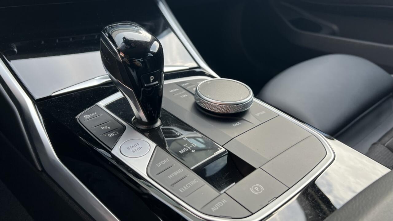 BMW 3-SERIE 330e | Navi | Stoelverwarming