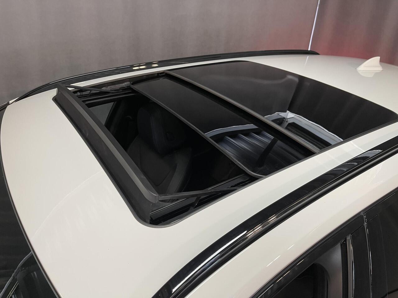 BMW 3-SERIE Touring 318i High Executive M Sport 18"/Panoramadak/Laser LED/Harman Kardon/Dodehoek/Adaptieve cruise/Keyless/Stoelverwarming