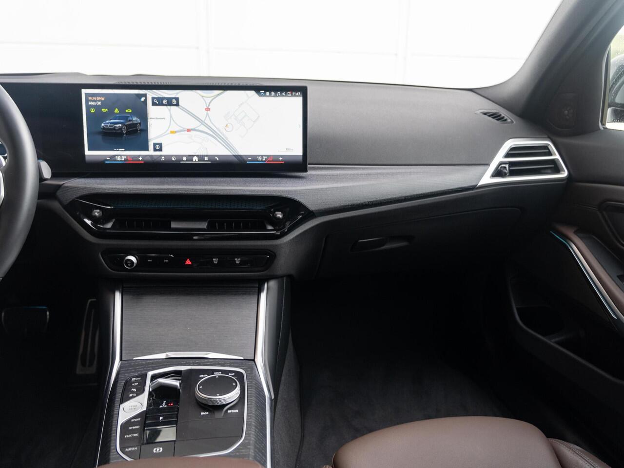 BMW 3-SERIE Sedan 330e xDrive | M Sportpakket Pro | Innovation Pack | Comfort Access | Schuif-/kanteldak | Stoelverwarming | Harman Kardon | Trekhaak