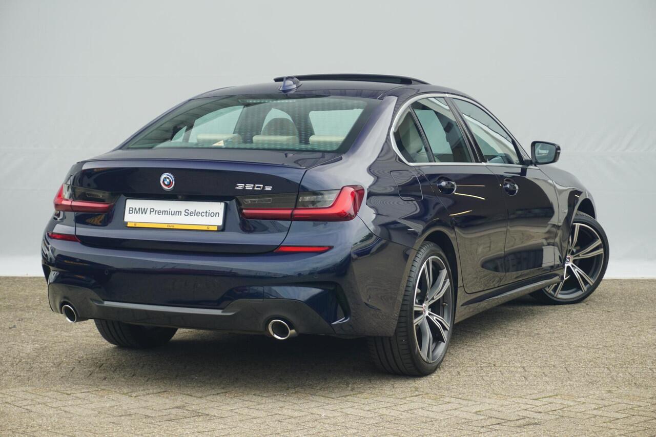 BMW 3-SERIE Sedan 320e High Executive M Sportpakket 19'' / Schuif-/kanteldak / Elektrisch verstelbare voorstoelen / HiFi System