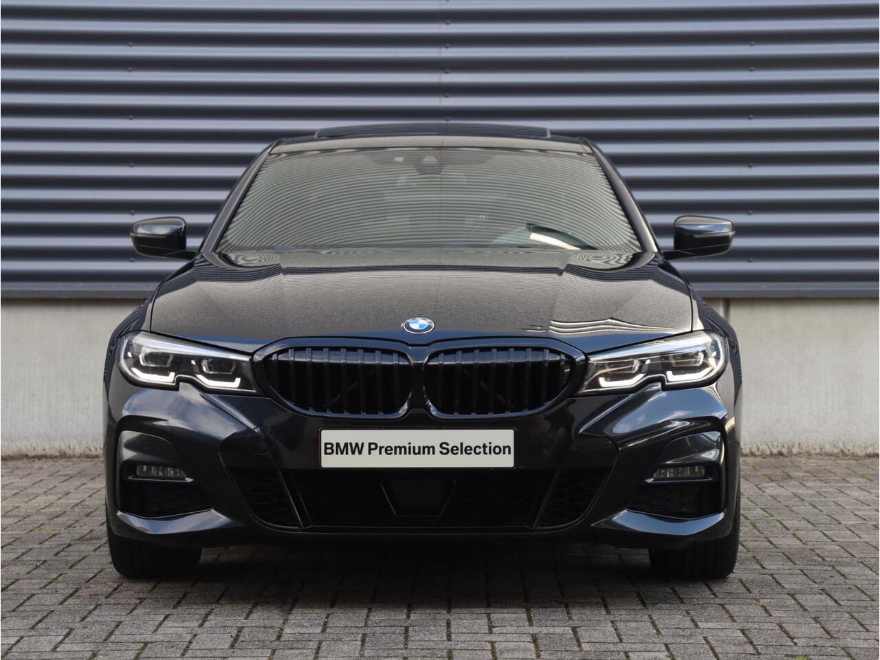 BMW 3-SERIE Sedan 318i | High Executive | M Sportpakket | Panodak | Trekhaak | Active Cruise Control | Elektr. Voorstoelen | HiFi | 19'' LMV