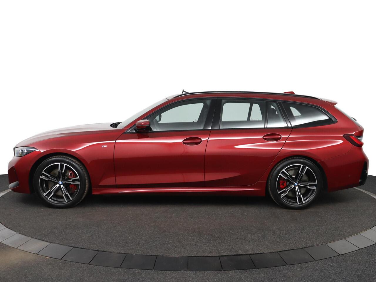BMW 3-SERIE Touring 320i M Sport Pro | Glazen Panoramadak | Trekhaak Elektrisch | Leder | Comfort Access | Adaptive LED | Camera | Innovation Pack
