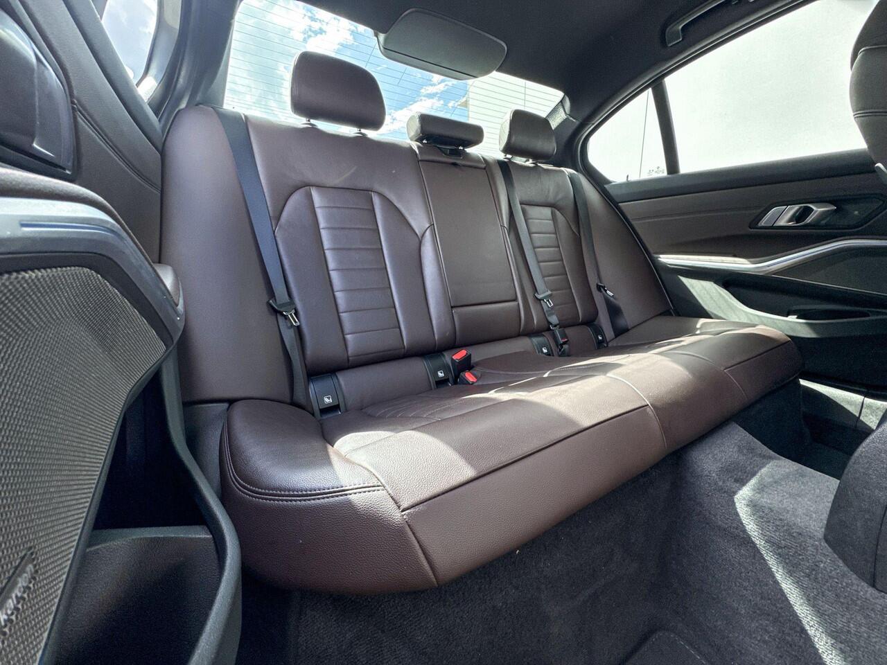 BMW 3-SERIE Sedan 330e High Executive / Harman Kardon / Head Up / Adaptive Cruise Control / Comfort Access / 18 Inch / Trekhaak Zwenkbaar / Selections