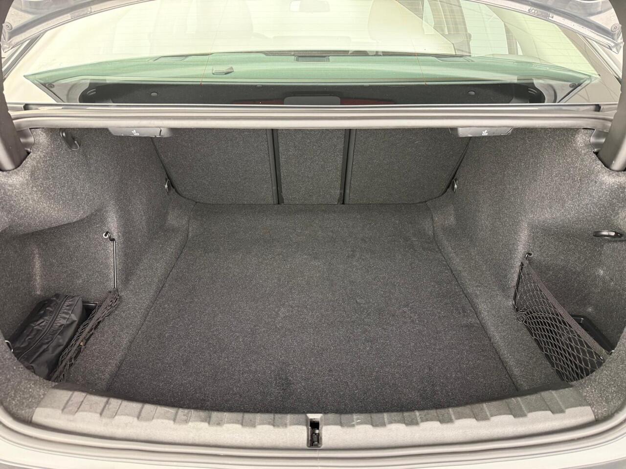 BMW 3-SERIE Sedan 318i | Laserlicht | Leder | Navigatie | Sportstoelen | Stoelverwarming | DAB | Hifi speakers | Alu 17 inch