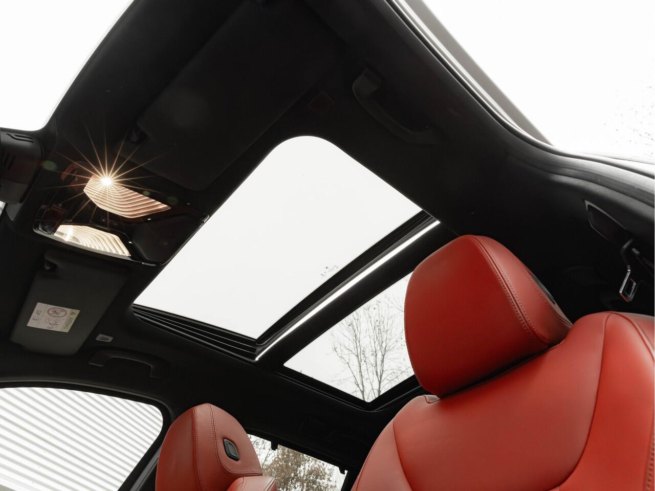 BMW 3-SERIE Touring 330e xDrive - M-Sport Pro - Individual In+Exterieur - Pano - Trekhaak - Memoryzetel