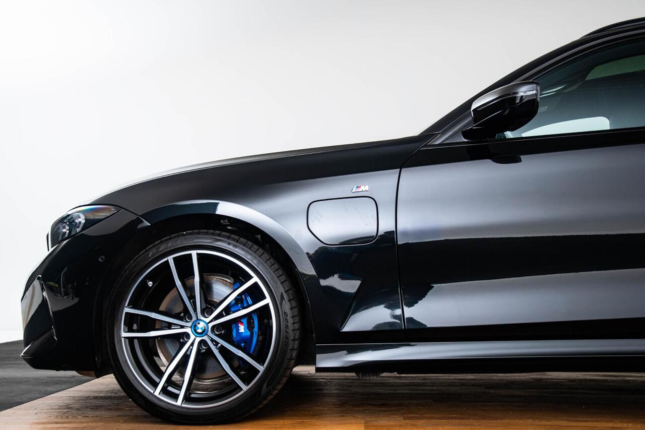 BMW 3-SERIE Touring 330e xDrive M Sport Pro - Panoramadak - Parking/Driving Assistant - Hifi - Active Cruise Control - Comfort Access - Elektrisch verwarmde/verstelbare stoelen - Getinte ruiten - Zonneschermen -