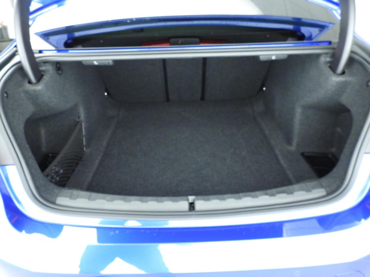 BMW 3-SERIE Sedan 330d xDrive | M-Sportpakket | LED | HUD | Schuifdak | Elektr. zetels | Sportstoelen | DAB | Hifi speakers | Alu 18 inch