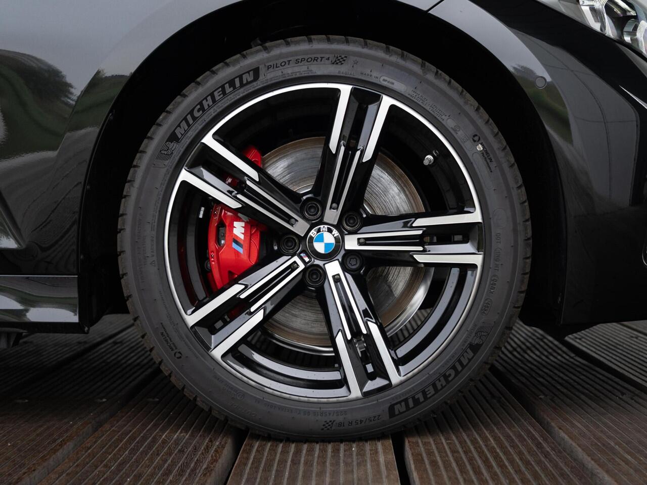 BMW 3-SERIE Sedan 330e | M Sportpakket Pro | Innovation Pack | Verwarmd Stuurwiel | Comfort Access | Schuif-/kanteldak | Trekhaak