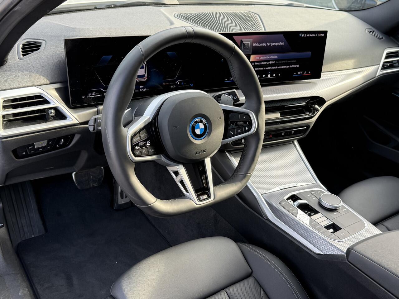 BMW 3-SERIE Touring 330e | NW Model | M-Sport | 18'' | Panorama | Elek. Trekhaak | Camera | HiFi