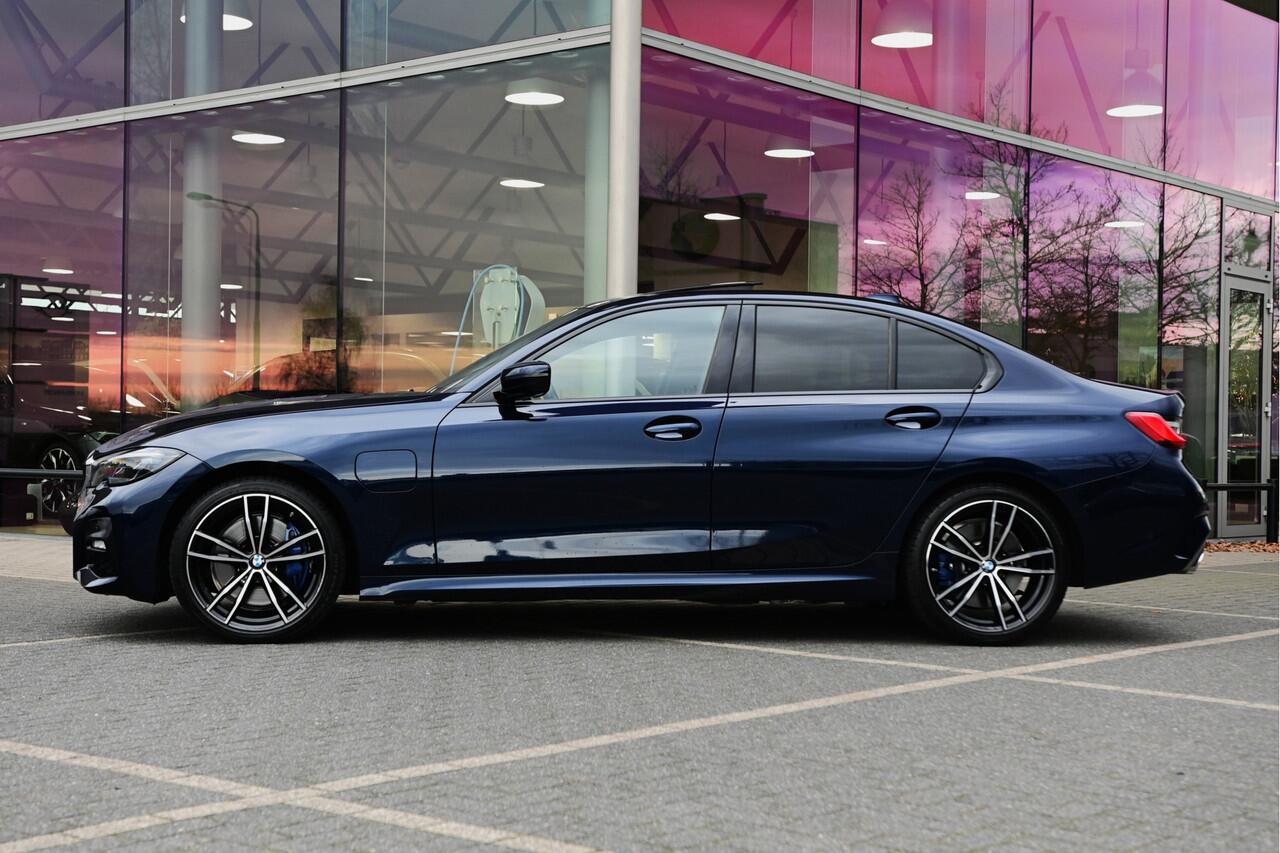 BMW 3-SERIE 320e High Executive M Sport Automaat / Schuif-kanteldak / Sportstoelen / Achteruitrijcamera / Stuurverwarming / LED / Head-Up / Harman Kardon / Stoelverwarming
