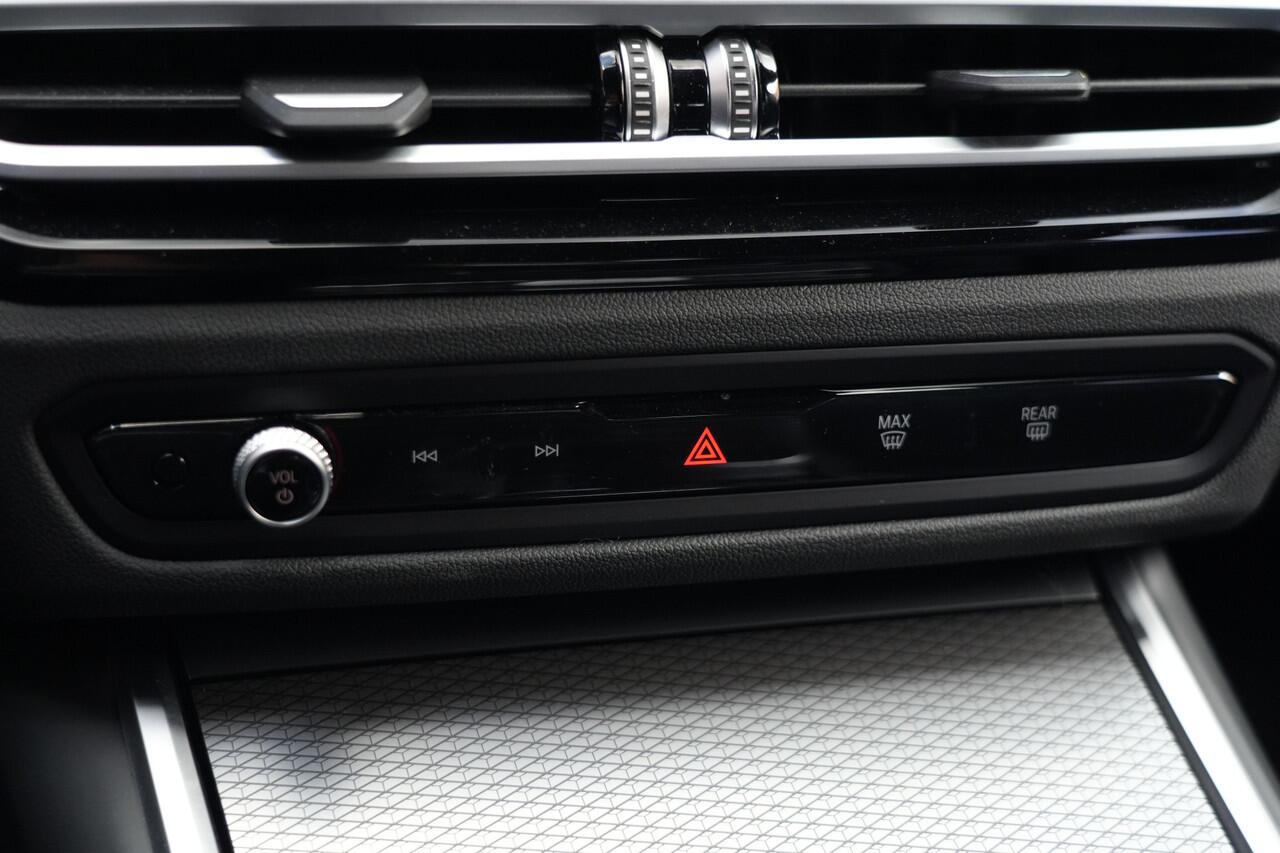 BMW 3-SERIE Touring 330e M Sport High Executive 292pk Navigatie/Stoelverwarming/Camera