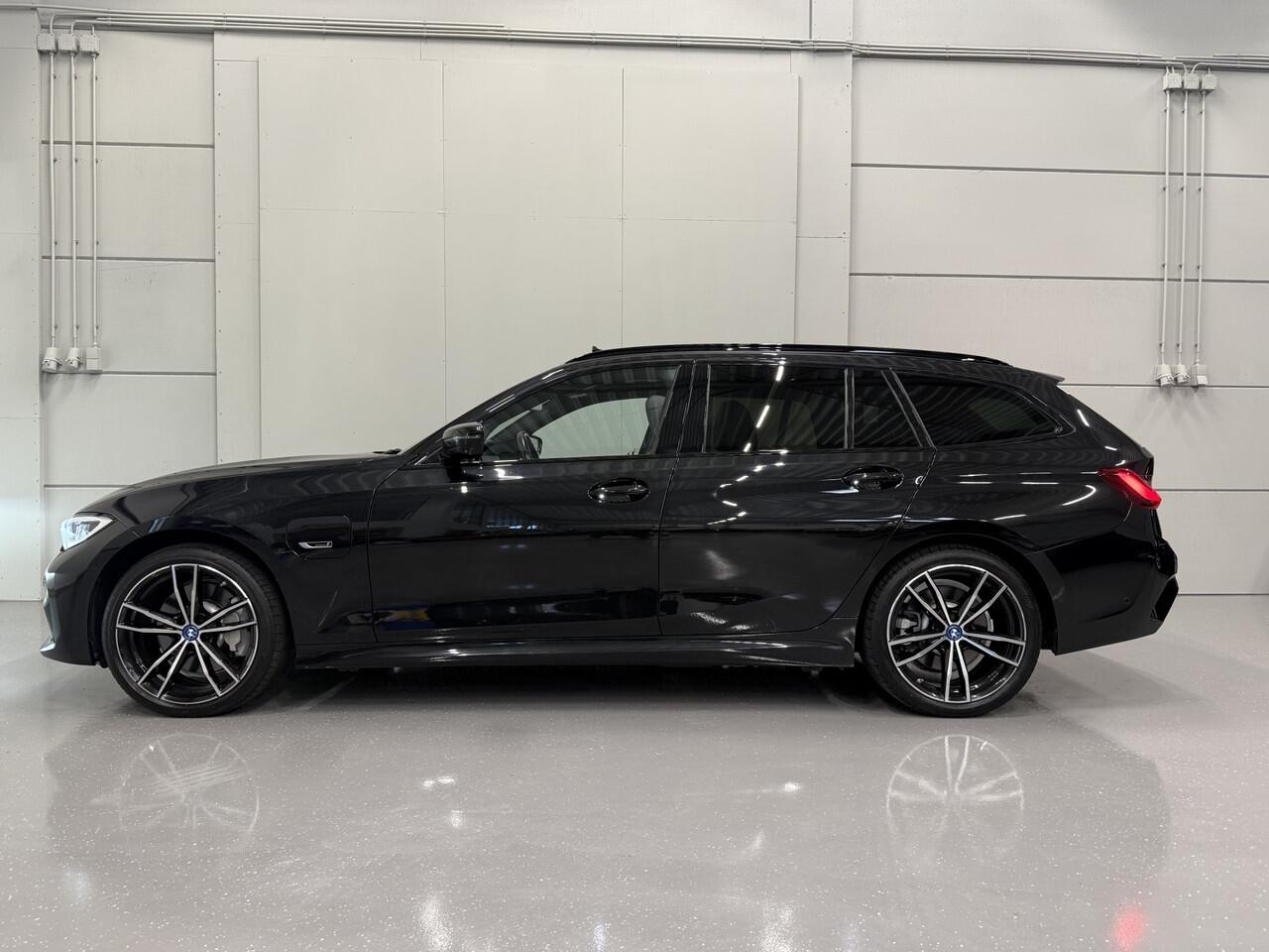 BMW 3-SERIE Touring 330e xDrive M-Sport PANO/LASER/360CAMERA/ADAPTIVE M-ONDERSTEL/ACC/LEER-ALCANTARA/19"BREEDSET/KEYLESS/SHADOW-LINE/NET OH BEURT GEHAD BIJ BMW DEALER