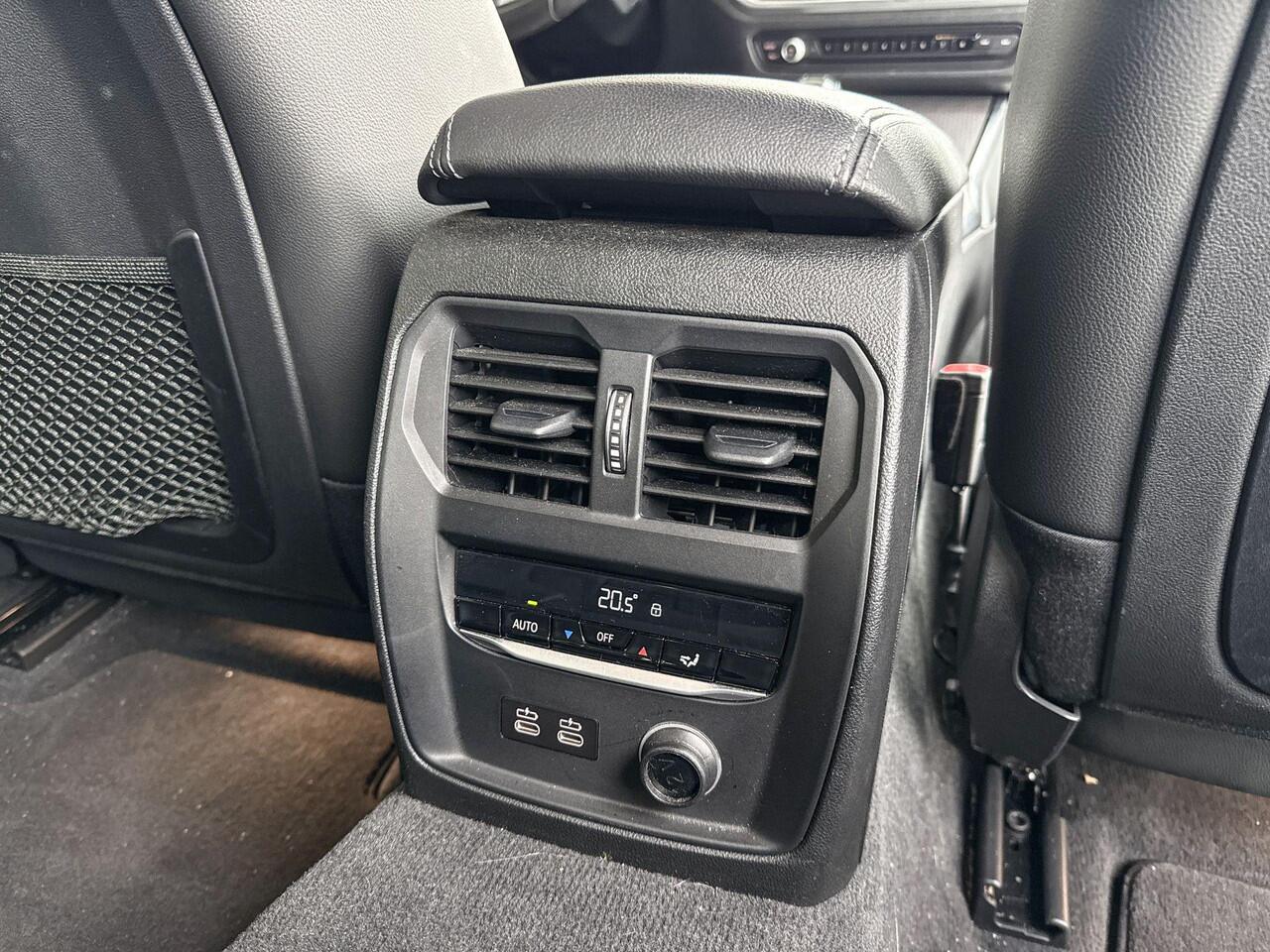 BMW 3-SERIE Sedan 320i High Executive / M Sportpakket / Audio Media Pack / Safety Pack / Parking Pack / 19 inch