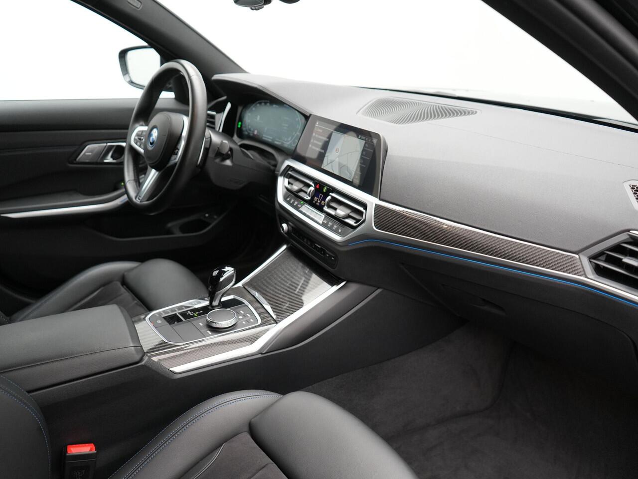 BMW 3-SERIE Touring 330e M Sport Plug In Hybrid 292pk Dealer O.H PHEV | Trekhaak Af Fabriek | Adaptive Onderstel | Adaptive Cruise | Laser LED | Sportstoelen Verwarmd | Sfeerverlichting | Apple Carplay | Camera | Virtual | Navigatie | DAB |