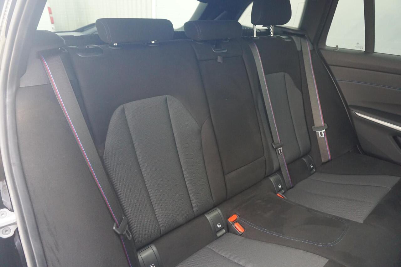 BMW 3-SERIE Touring 330e M Sport Pro | Trekhaak / Panoramadak / Head-up / Harman Kardon / Elektrische stoelen met geheugen /360*Camera's / Comfort Access / Ddodehoek detectie