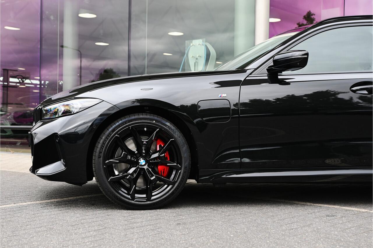 BMW 3-SERIE Touring 330e M Sport Automaat / Panoramadak / Trekhaak / Sportstoelen / Active Cruise Control / Adaptieve LED / Parking Assistant Plus / Comfort Access