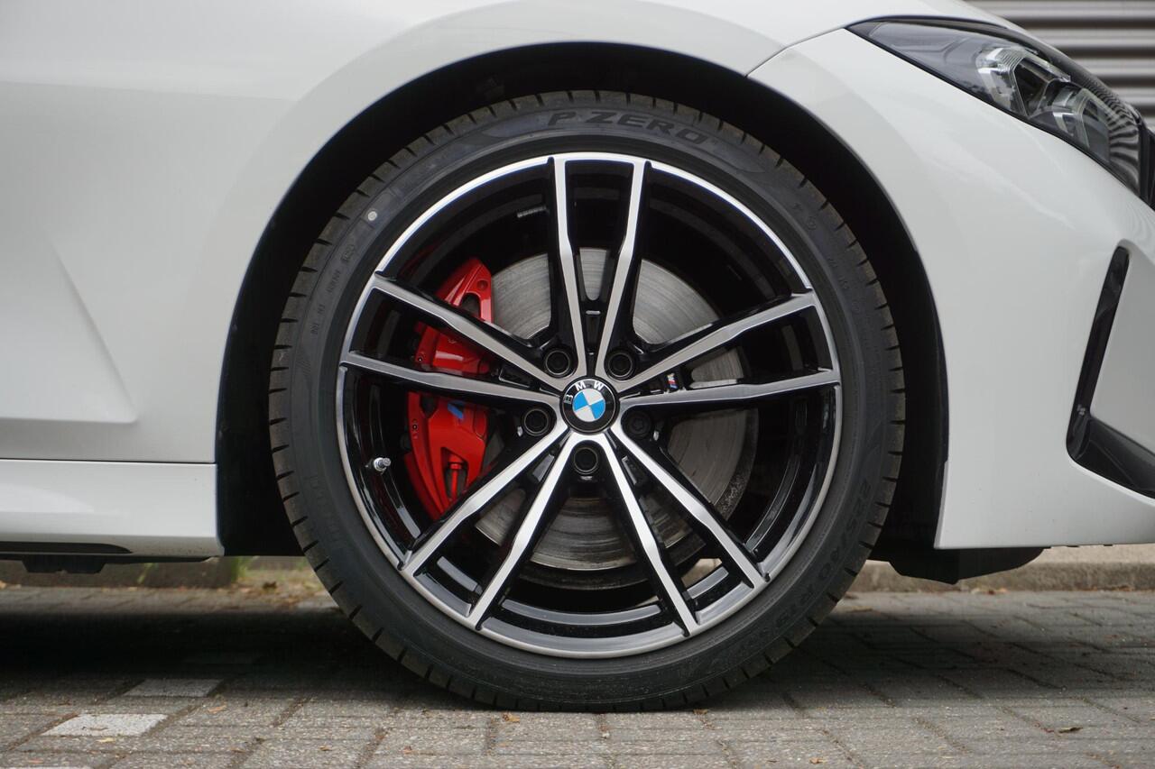 BMW 3-SERIE Touring 330i M Sportpakket Pro | Travel Pack | Glazen panoramadak | 19 inch LM Dubbelspaak | Extra getint glas | M Sportremsysteem Rot