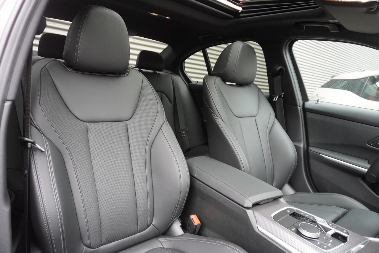 BMW 3-SERIE Sedan 330e M Sportpakket | Comfort Pack | Glazen Panoramadak | Trekhaak | 18 inch LM M Dubbelspaak