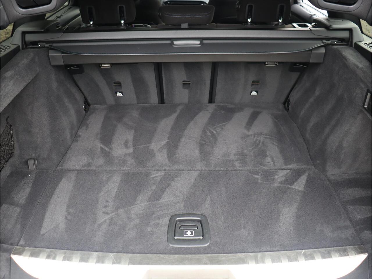 BMW 3-SERIE Touring 330e | M Sportpakket Pro | Panodak | Trekhaak | Harman Kardon | Parking Assistant Plus | Adaptive Cruise Control | Comfort Access | Elektr. Voorstoelen | Driving Assistant | Adaptive Onderstel | 19'' LMV