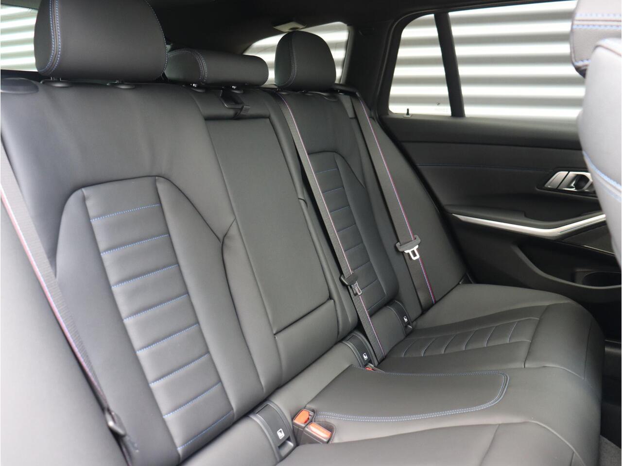 BMW 3-SERIE Touring 330e | High Executive | M Sportpakket Pro | Panodak | Trekhaak | Adaptive Cruise Control | Innovation Pack | Head-Up | Parking Assistant Plus | 19'' LMV