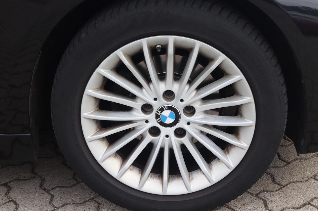 BMW 3-SERIE Touring 320i Luxury Edition (NL auto), Navigatie, Lederen interieur, Cruise control, Climate control, Stoelverwarming