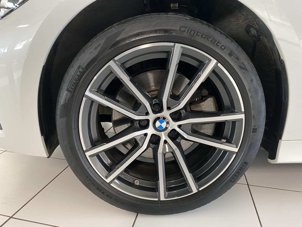 BMW 3-SERIE Touring 320e Sportline Panoramadak / Led verlichting / Carplay/ Wit metallic /