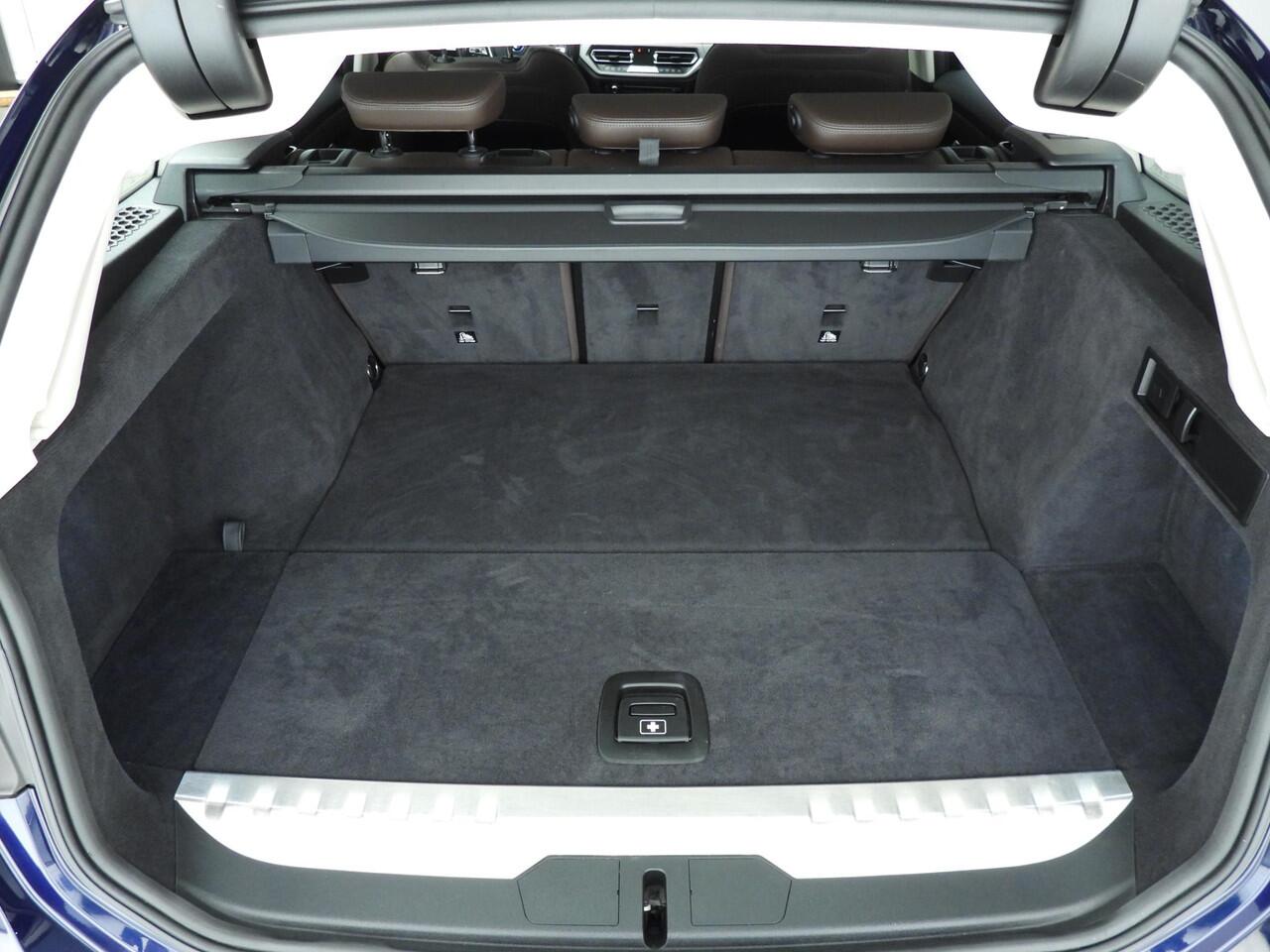 BMW 3-SERIE Touring 330e | Laserlicht | Leder | Navigatie | Schuifdak | Sportstoelen | Chrome line | DAB | Hifi speakers | Alu 18 inch