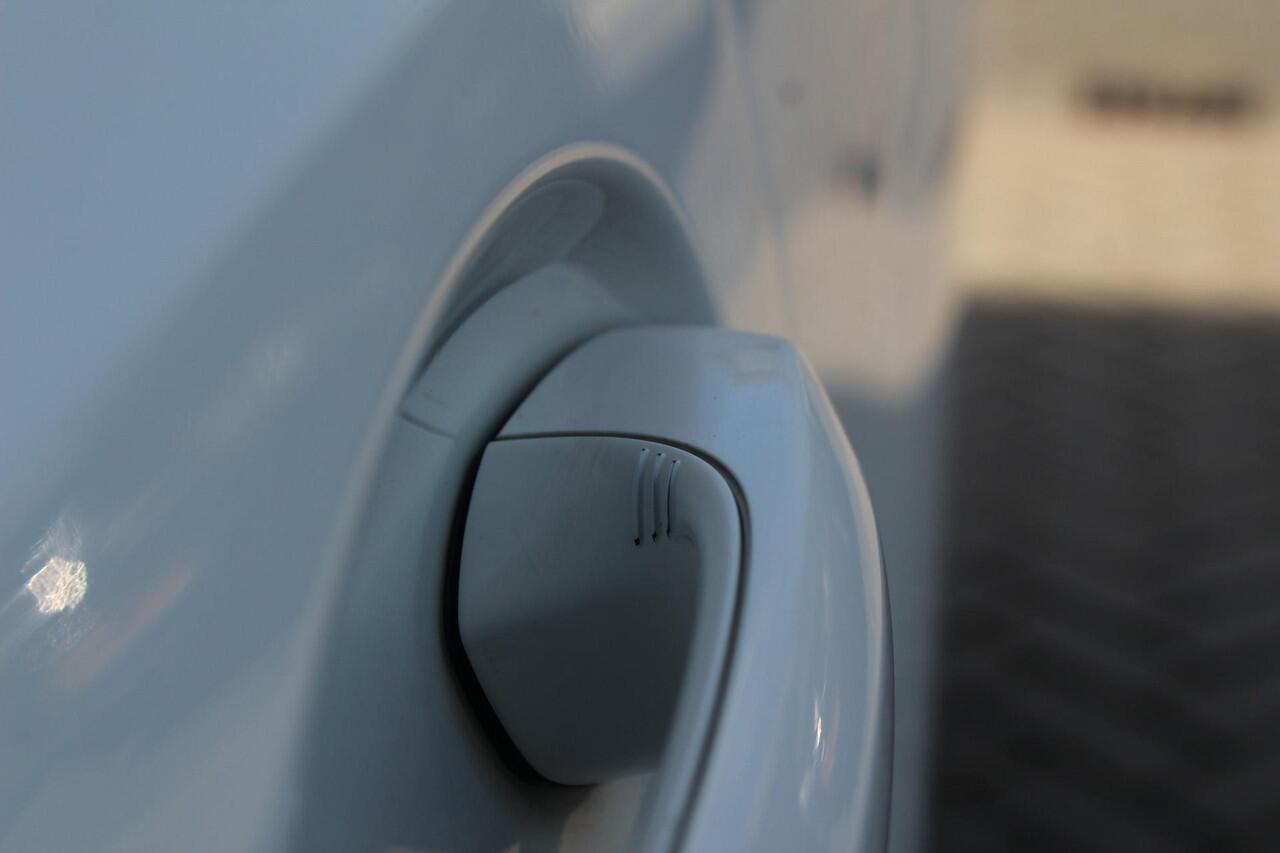 BMW 3-SERIE Touring 330e M Sport | 18" L.M.| Keyless | Camera | Elektrische Achterklep | Stoelverwarming | Mineral-weiss