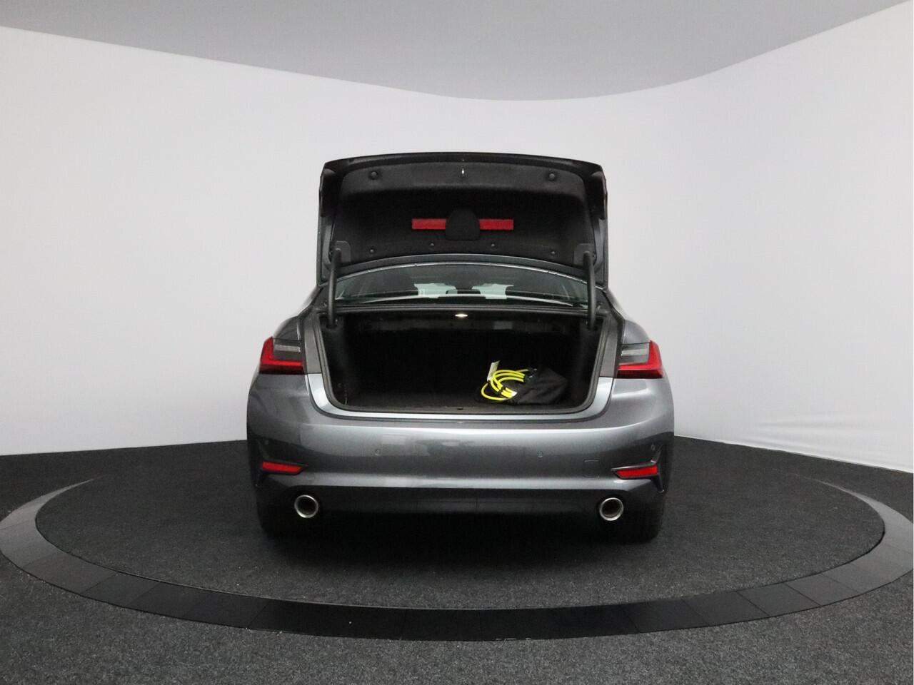 BMW 3-SERIE 330e | LED | 360° camera | Schuif-kanteldak | Laser LED-koplampen