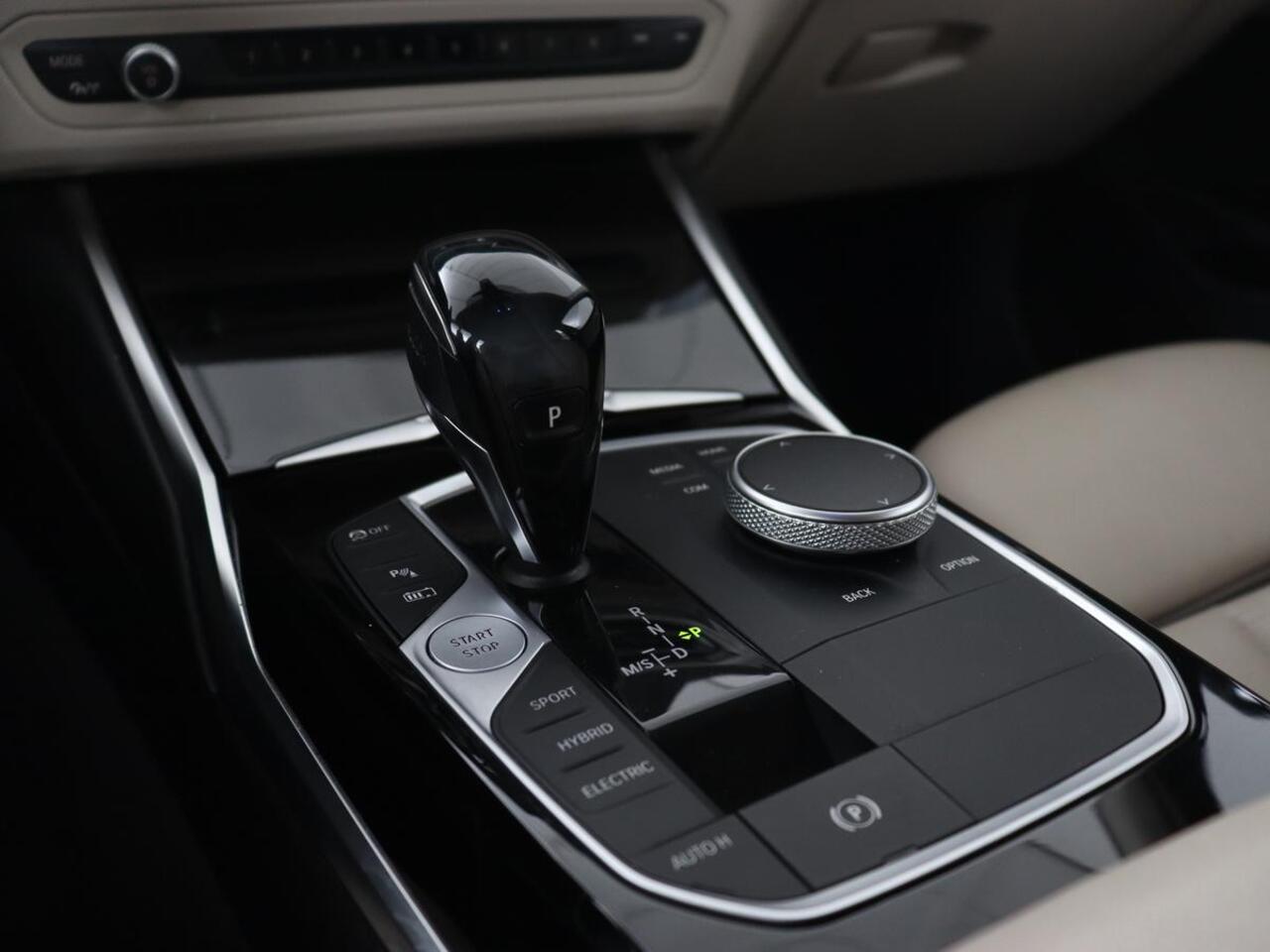 BMW 3-SERIE 330e eDrive Luxury Line | Panoramadak | Leder | Trekhaak | Stoelverwarming | Carplay | Sportstoelen | Live Cockpit | Parkeerhulp