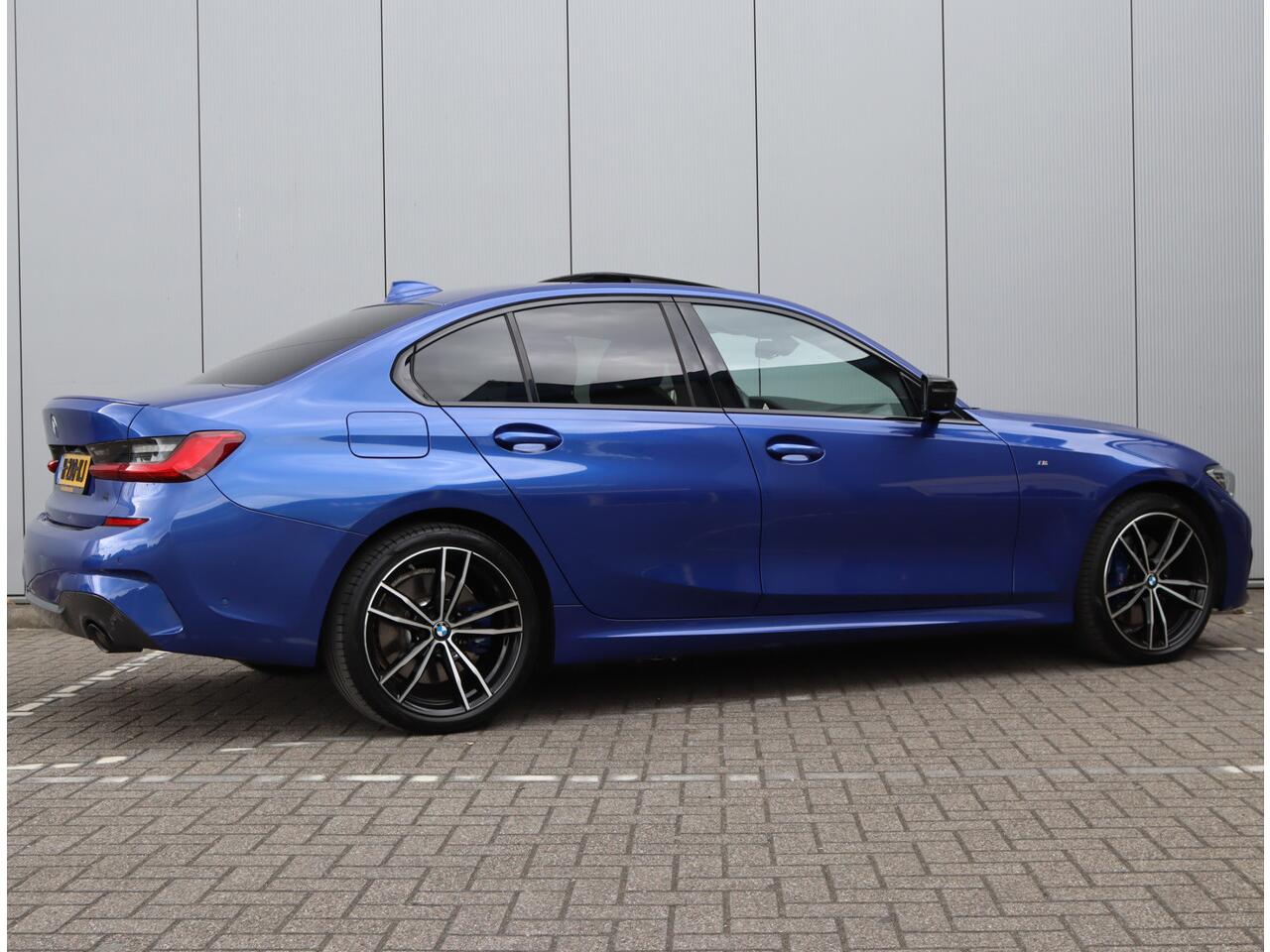 BMW 3-SERIE 330e M-sport | Schuifdak | Leder | H&K | 360 Camera | Org. NL