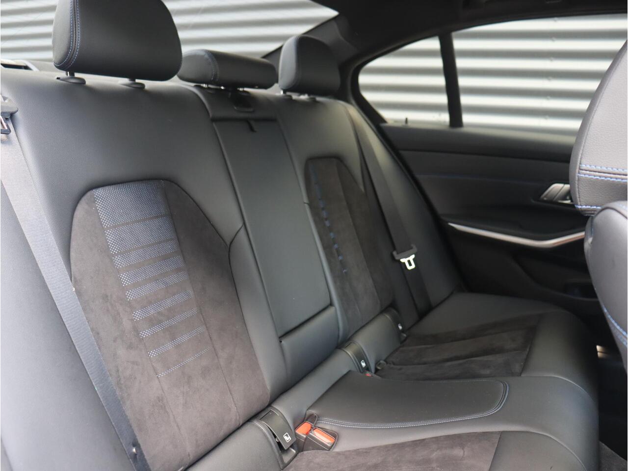 BMW 3-SERIE Sedan 318i | High Executive | M Sportpakket | Panodak | Trekhaak | Active Cruise Control | Elektr. Voorstoelen | HiFi | 19'' LMV