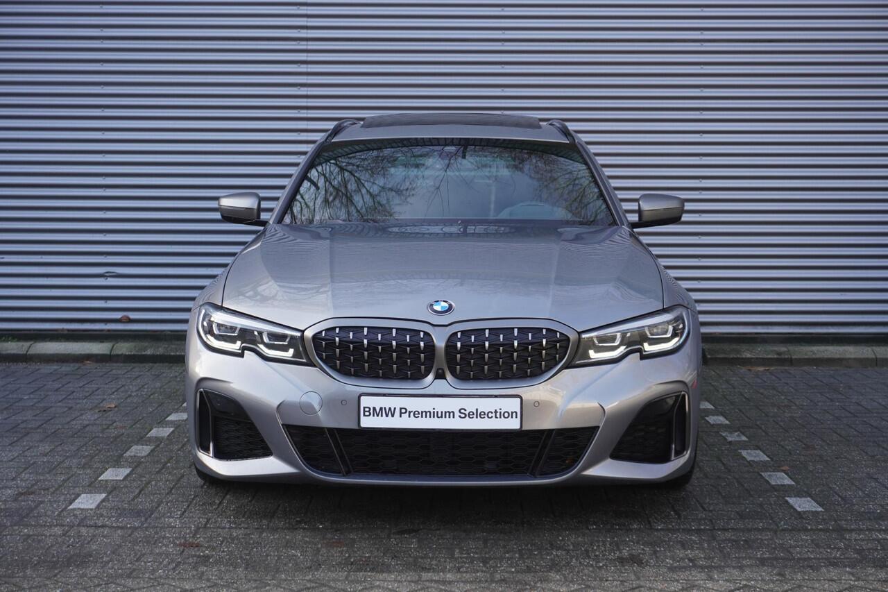 BMW 3-SERIE Touring M340i xDrive High Executive | Parking Pack | Glazen panoramadak | HiFi System | Trekhaak met elektrisch wegklapbare kogel | BMW Head-Up Display