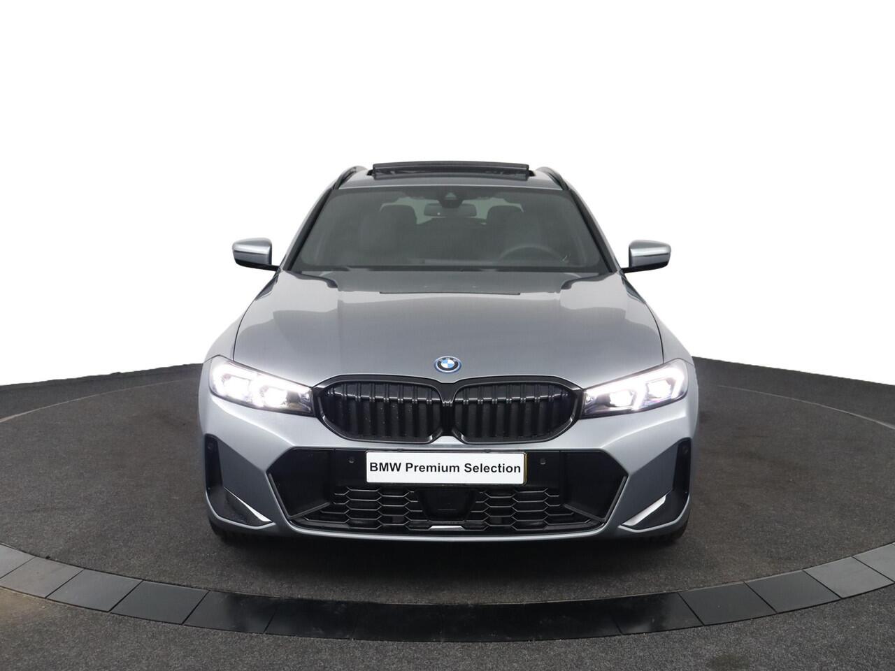 BMW 3-SERIE Touring 330e M Sportpakket Pro | Trekhaak | Panoramadak | Active Cruise Control | Harman Kardon