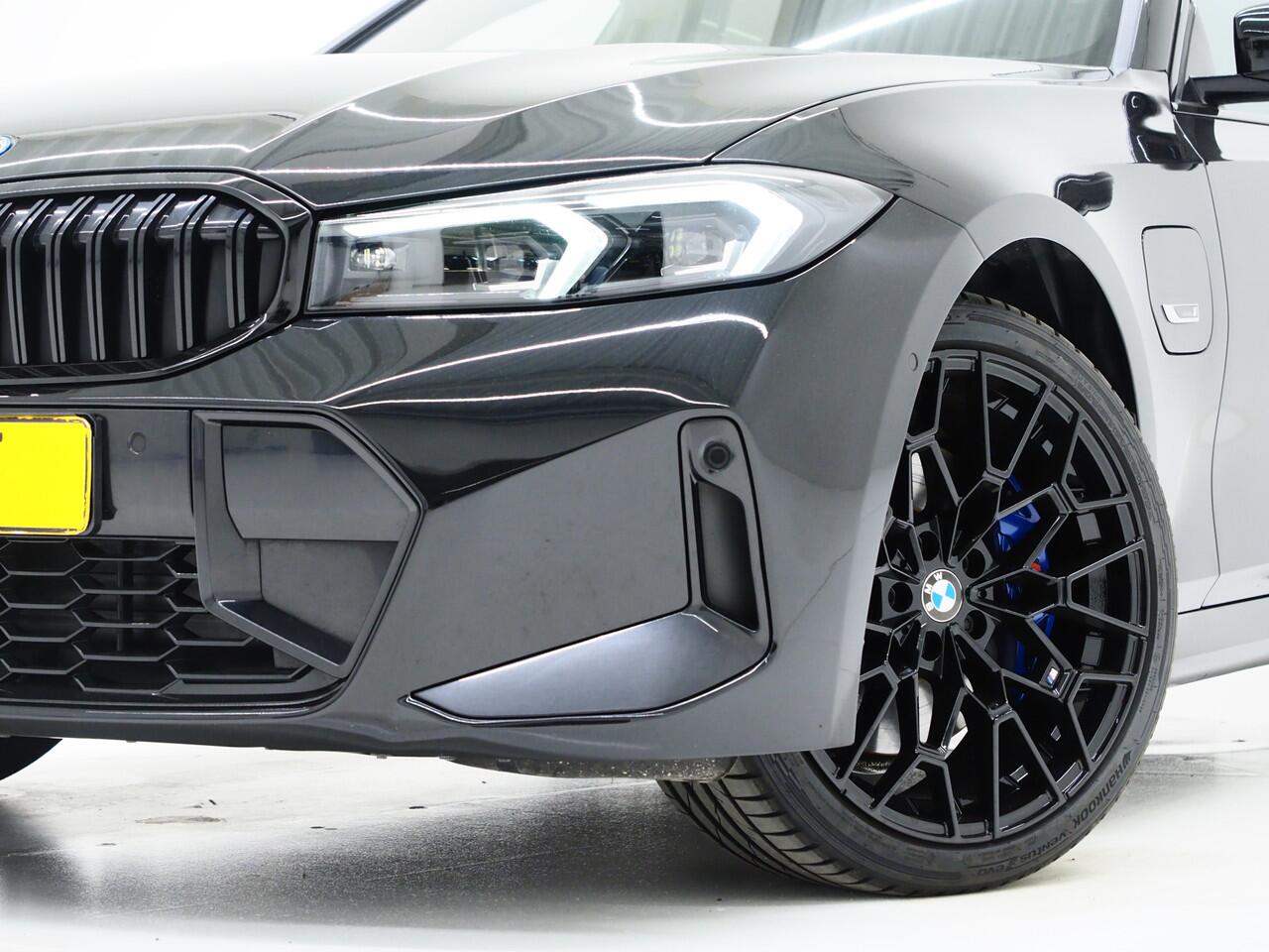 BMW 3-SERIE Touring 330e M Sport Pro LCI | M-Sportstoelen | Panoramadak | Harman/Kardon | Head Up | Camera | Keyless