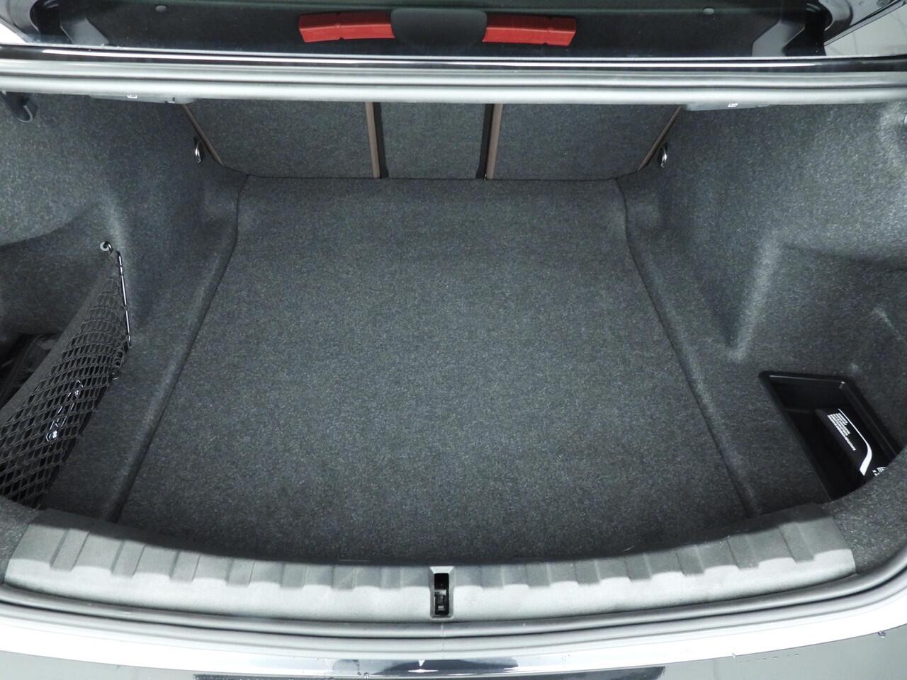 BMW 3-SERIE Sedan 318i | M-Sportpakket | LED | Leder | HUD | Schuifdak | Elektr. zetels | DAB | Hifi speakers | Alu 19 inch